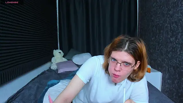 Snapshot of KIKI_Krash chatting on February 17, 1:10 pm KIKI Krash online show from February 17, 1:10 pm