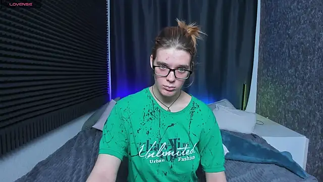 Snapshot of KIKI_Krash chatting on February 24, 1:21 pm KIKI Krash online show from February 24, 1:21 pm