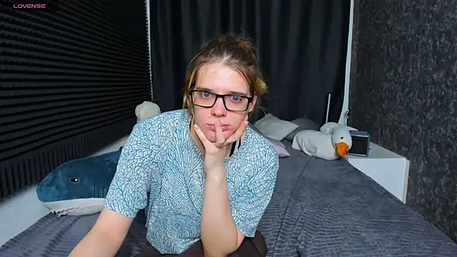 Snapshot of KIKI_Krash chatting on March 21, 10:17 am KIKI Krash online show from March 21, 10:17 am