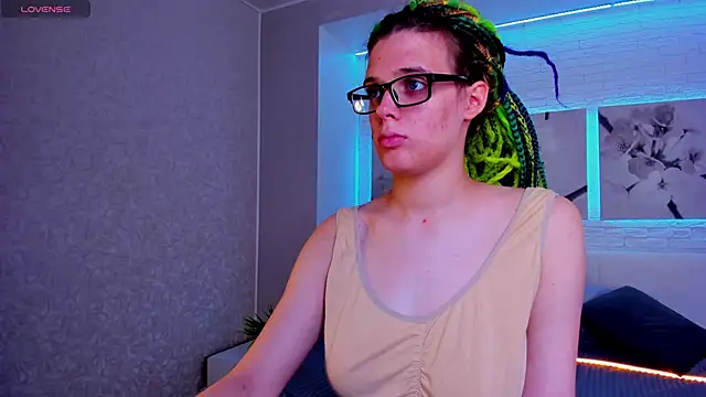 Snapshot of KIKI_Krash chatting on September 12, 10:04 am KIKI Krash online show from September 12, 10:04 am