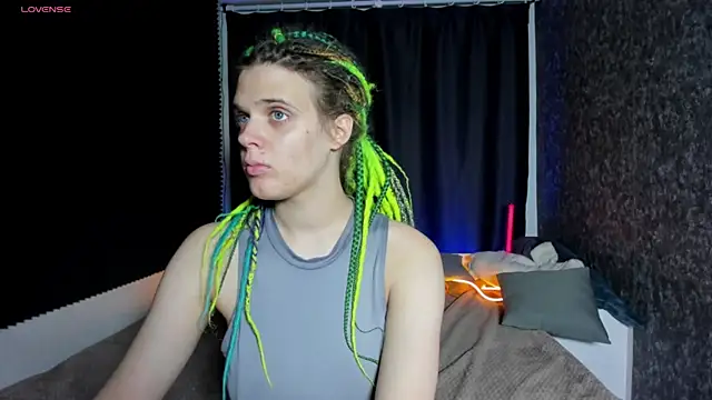 Snapshot of KIKI_Krash chatting on October 14, 10:05 am KIKI Krash online show from October 14, 10:05 am