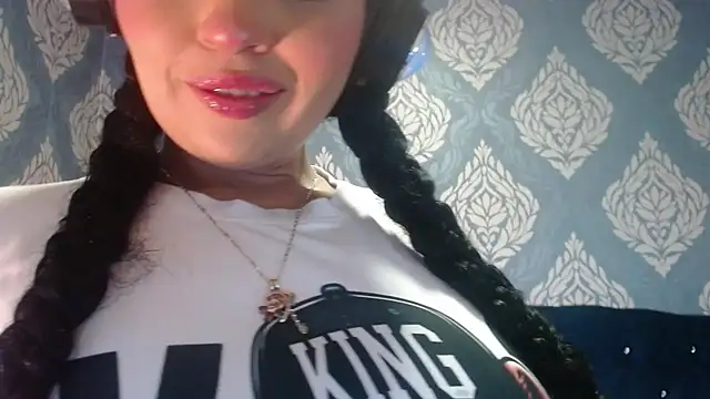 Sofiacowperx online show from June 4, 9:32 pm