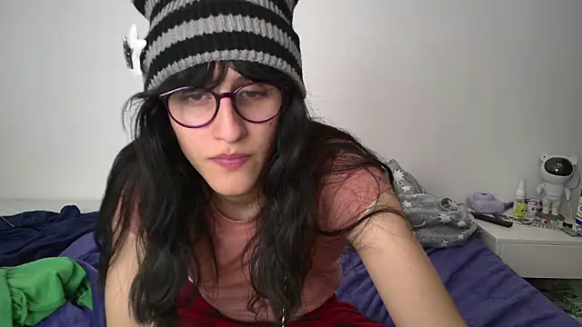 Snapshot of Alice_love29 chatting on February 6, 2:33 am Alice love29 online show from February 6, 2:33 am