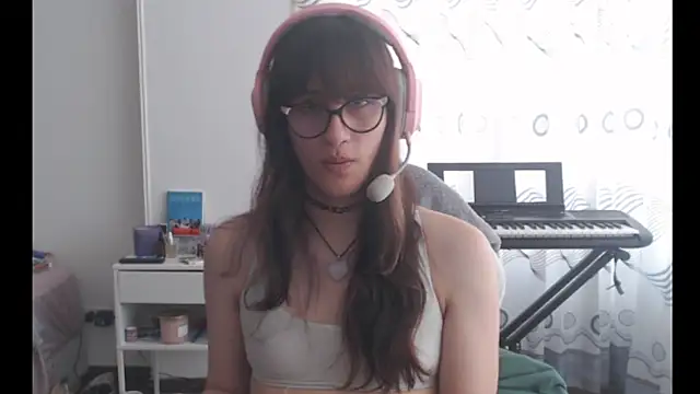 Snapshot of Alice_love29 chatting on May 23, 4:44 pm Alice love29 online show from May 23, 4:44 pm