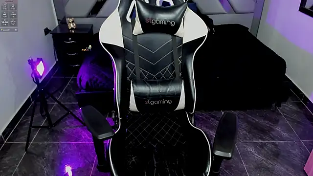 Snapshot of Nahomi-Hill chatting on February 4, 10:45 pm Nahomi-Hill online show from February 4, 10:45 pm