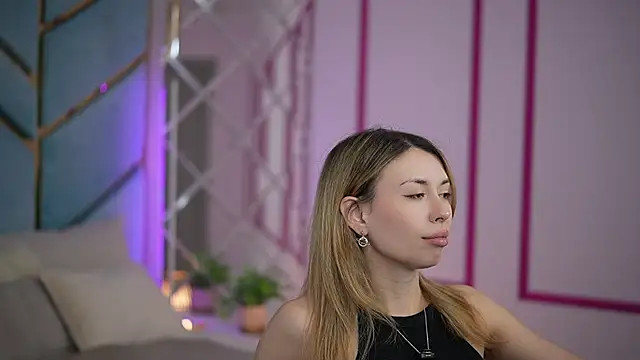 Snapshot of MayaRayy chatting on June 20, 8:17 am MayaRayy online show from June 20, 8:17 am