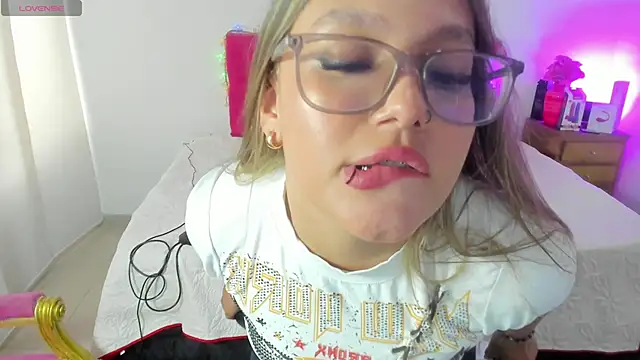 SofiaJoness  online show from March 11, 9:15 pm