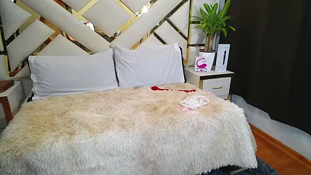 Snapshot of carolineamber_ chatting on December 8, 2:19 pm carolineamber online show from December 8, 2:19 pm