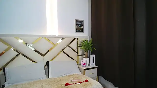 Snapshot of carolineamber_ chatting on December 11, 3:37 pm carolineamber online show from December 11, 3:37 pm