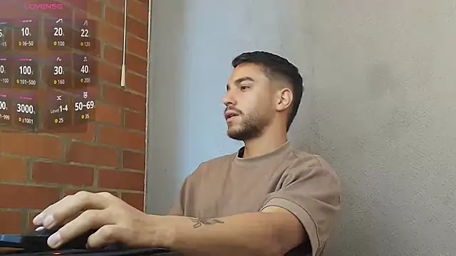 Snapshot of Leandro_valenzuela chatting on April 27, 4:05 pm Leandro valenzuela online show from April 27, 4:05 pm