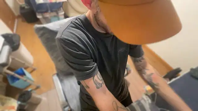 Snapshot of RuffClvb chatting on February 19, 11:06 am RuffClvb online show from February 19, 11:06 am