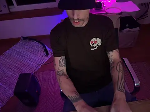 Snapshot of RuffClvb chatting on November 20, 8:14 am RuffClvb online show from November 20, 8:14 am