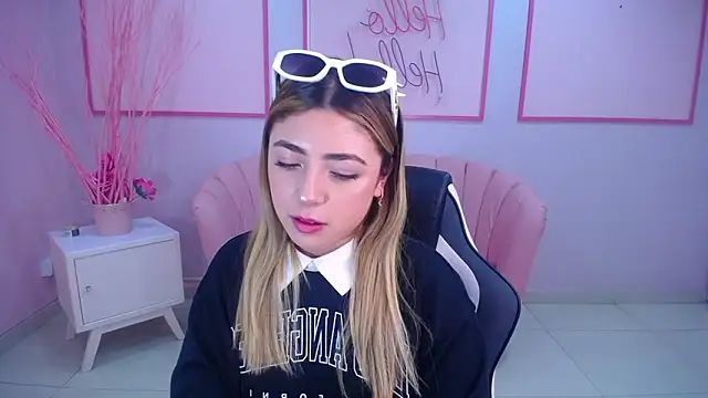Snapshot of channel_blonde_a chatting on December 9, 4:58 pm channel blonde a online show from December 9, 4:58 pm