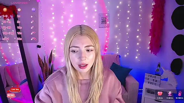 Snapshot of channel_blonde_a chatting on March 19, 7:49 pm channel blonde a online show from March 19, 7:49 pm