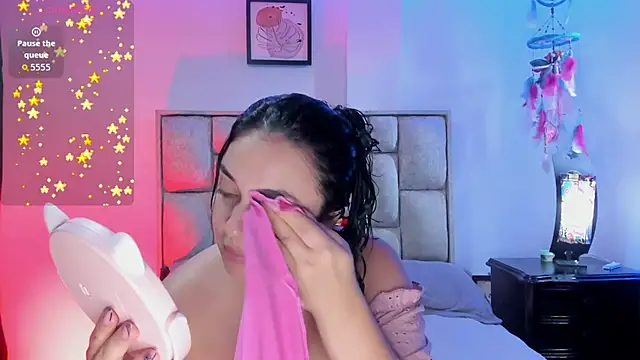 brianaGuzman online show from February 21, 7:04 pm