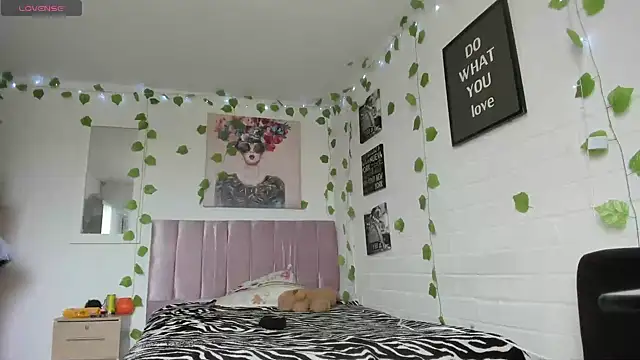 katt  black   online show from October 31, 8:32 pm