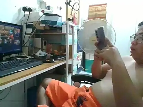 Snapshot of shyboymasturbation chatting on December 17, 12:11 pm shyboymasturbation online show from December 17, 12:11 pm