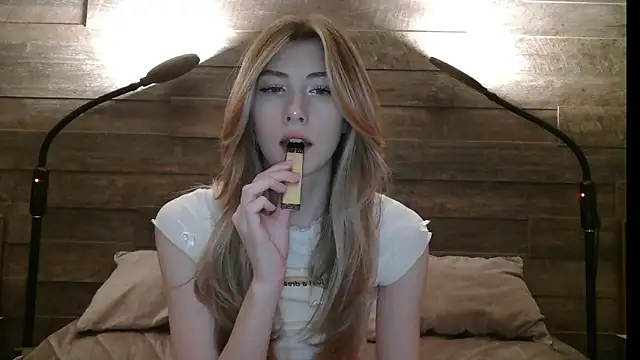 ErikaShyy online show from March 12, 7:24 am