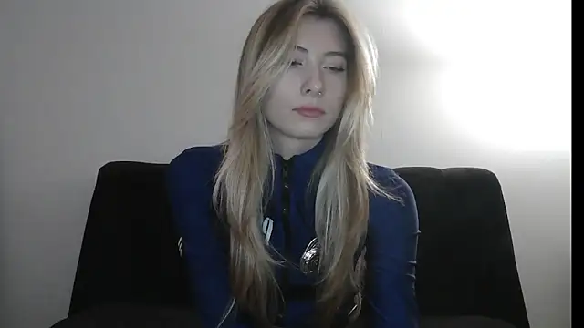 ErikaShyy online show from October 31, 1:01 pm