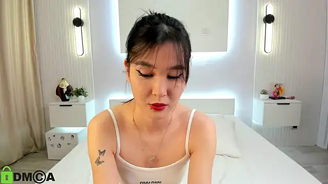 Snapshot of Lola_Peach chatting on February 8, 6:43 am Lola Peach online show from February 8, 6:43 am