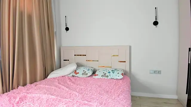 Snapshot of Lola_Peach chatting on October 24, 2:52 am Lola Peach online show from October 24, 2:52 am