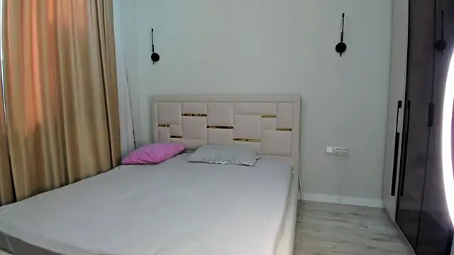 Snapshot of Lola_Peach chatting on November 26, 7:09 am Lola Peach online show from November 26, 7:09 am