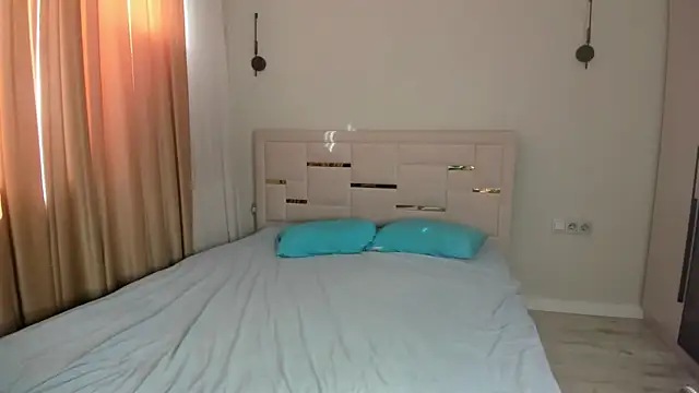 Snapshot of Lola_Peach chatting on May 29, 2:31 am Lola Peach online show from May 29, 2:31 am