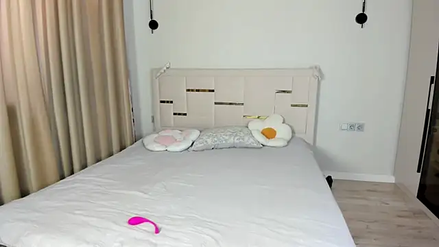 Lola Peach online show from August 3, 6:12 am