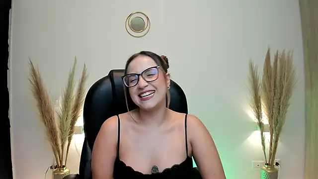 Snapshot of RyliieHunter chatting on December 14, 2:23 am RyliieHunter online show from December 14, 2:23 am