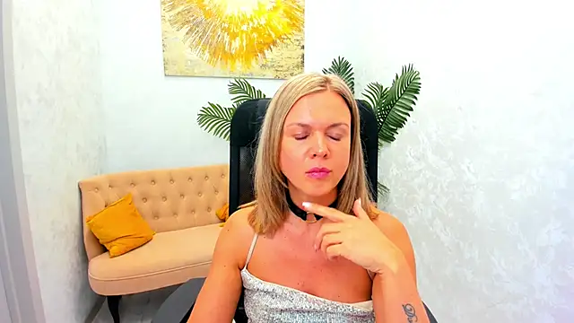 Snapshot of AgathaKlouin chatting on March 20, 7:25 pm AgathaKlouin online show from March 20, 7:25 pm