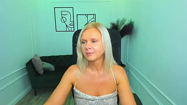 Snapshot of AgathaKlouin chatting on September 18, 7:38 pm AgathaKlouin online show from September 18, 7:38 pm