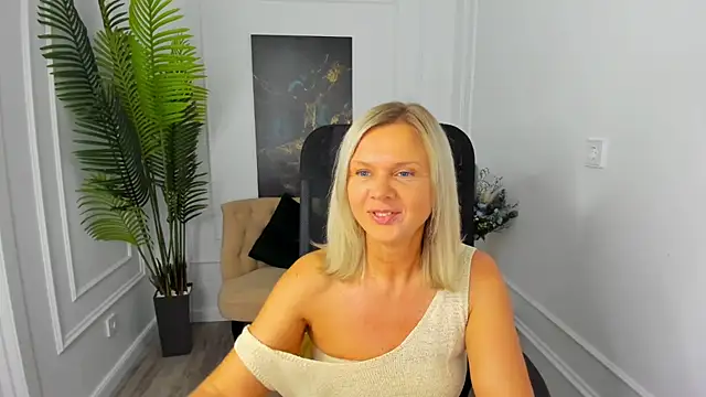 Snapshot of AgathaKlouin chatting on October 2, 7:10 pm AgathaKlouin online show from October 2, 7:10 pm