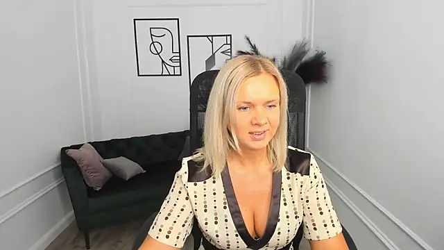 Snapshot of AgathaKlouin chatting on October 5, 7:12 pm AgathaKlouin online show from October 5, 7:12 pm