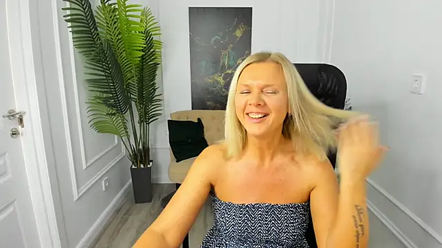 Snapshot of AgathaKlouin chatting on October 7, 7:11 pm AgathaKlouin online show from October 7, 7:11 pm