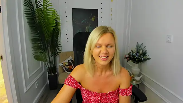 Snapshot of AgathaKlouin chatting on October 14, 7:14 pm AgathaKlouin online show from October 14, 7:14 pm