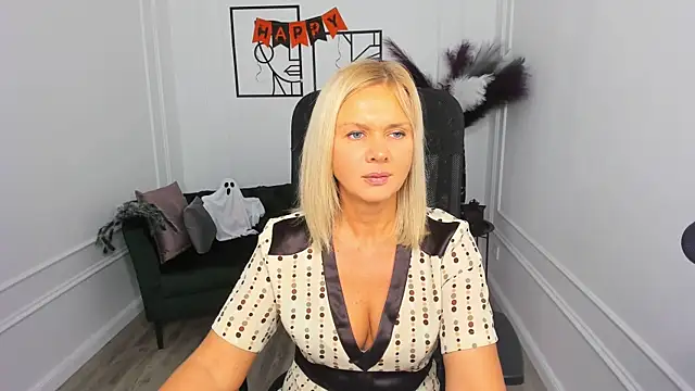 Snapshot of AgathaKlouin chatting on October 23, 7:23 pm AgathaKlouin online show from October 23, 7:23 pm