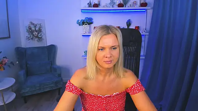 Snapshot of AgathaKlouin chatting on October 28, 7:49 pm AgathaKlouin online show from October 28, 7:49 pm