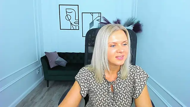 AgathaKlouin online show from November 9, 7:45 pm