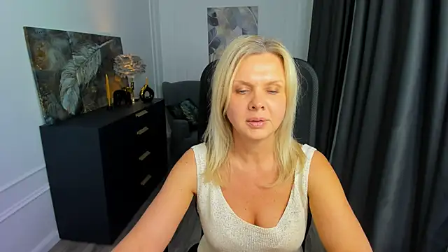 AgathaKlouin online show from April 18, 11:36 am