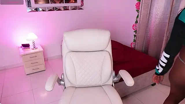 Alondrasparrow2 online show from February 11, 8:10 pm