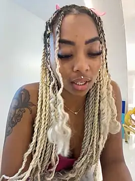 Snapshot of Alondrasparrow2 chatting on May 5, 11:24 pm Alondrasparrow2 online show from May 5, 11:24 pm