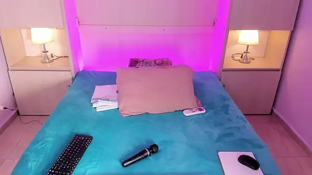 EmilyyStuart online show from March 28, 4:01 am