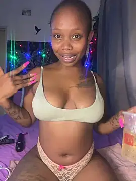 Snapshot of InkLady444 chatting on February 5, 3:02 am InkLady444 online show from February 5, 3:02 am