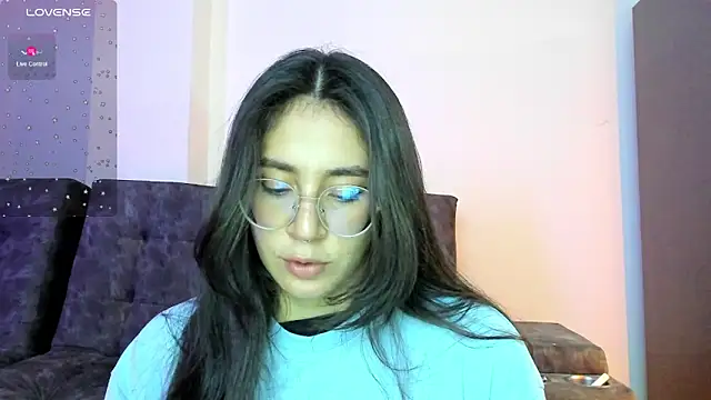 Snapshot of emmadiaz1 chatting on December 5, 4:20 am emmadiaz1 online show from December 5, 4:20 am