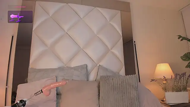 KimRoussee online show from September 18, 4:25 am