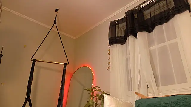 Snapshot of MistressKatie13xxx chatting on January 12, 4:00 am MistressKatie13xxx online show from January 12, 4:00 am