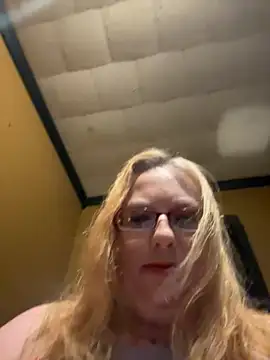 Snapshot of CherishWilliams chatting on April 24, 6:27 am CherishWilliams online show from April 24, 6:27 am