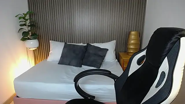 Snapshot of dania_miller_ chatting on December 12, 9:37 pm dania miller online show from December 12, 9:37 pm