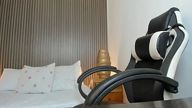 Snapshot of dania_miller_ chatting on February 21, 8:40 am dania miller online show from February 21, 8:40 am