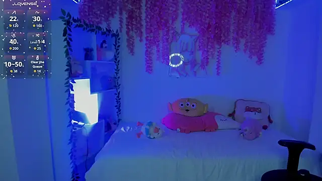 Snapshot of cat_kitty18_ chatting on July 23, 6:17 pm cat kitty18 online show from July 23, 6:17 pm